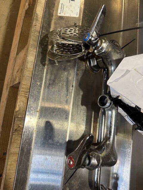 4 SINKS IN ONE UNIT, 1 SMALL AND 3 LARGE HOT/COLD FAUCETS 4 PLUG DRAIN LEVERS UNDERSIDE WITH BACK SPLASH - Bargains R Ours - #collection_name#