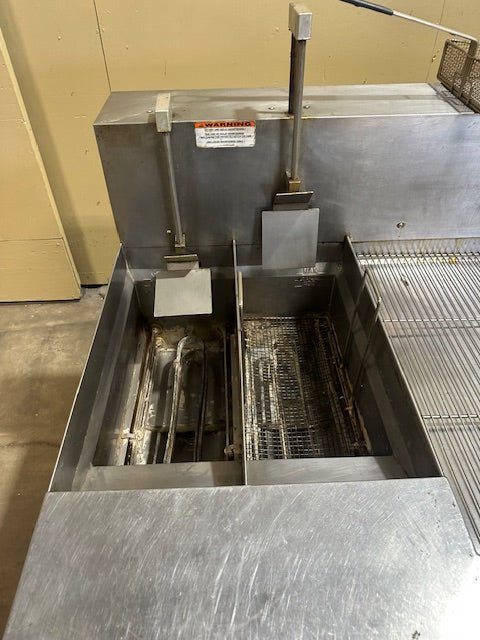 ***MECHANIC SPECIAL*** GILES HEAVY DUTY COMMERCIAL STAINLESS STEEL ELECTRIC FRYER WITH BASKETS AND SCOOP AUTOMATIC LIFT - Bargains R Ours - #collection_name#