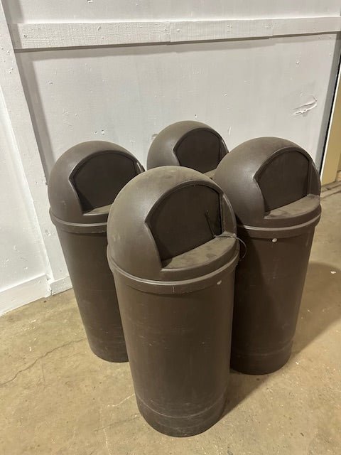 RUBBERMAID" LOT OF (4) HD DOME TOP INDOOR/OUTDOOR 15 GAL COMMERCIAL TRASH BINS - Bargains R Ours - #collection_name#